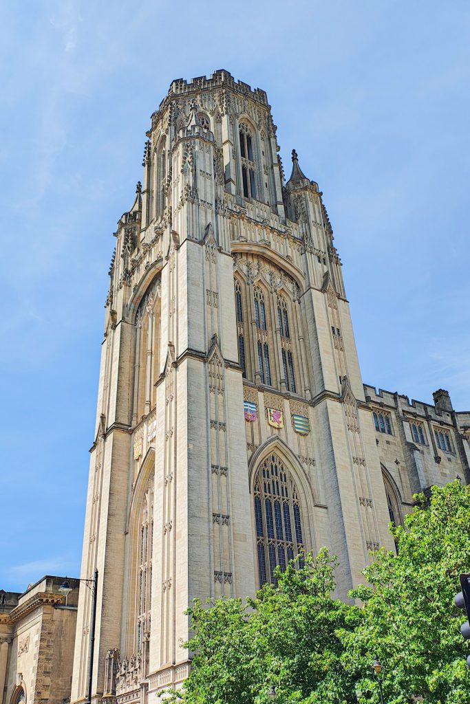 Bristolin yliopiston Wills Memorial Buildingin korkea goottilaistyylinen torni sinistä taivasta vasten.